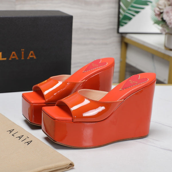 ZEPPA ALAIA CON PLATEAU IN PELLE DI AGNELLO ARANCIONE VIVO CON CUORE ROSSO
