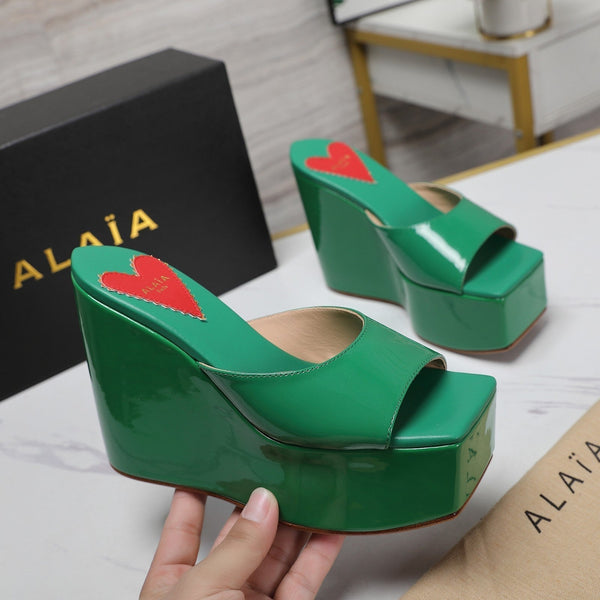 ZEPPA ALAIA CON PLATEAU IN PELLE DI AGNELLO VERDE FRESCO CON CUORE ROSSO