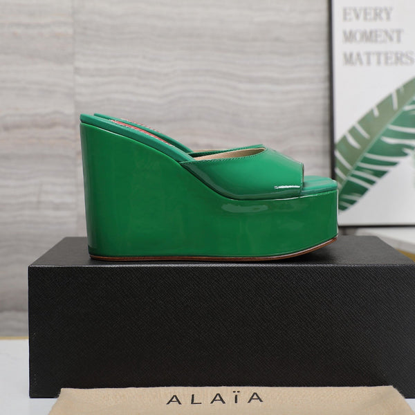 ZEPPA ALAIA CON PLATEAU IN PELLE DI AGNELLO VERDE FRESCO CON CUORE ROSSO