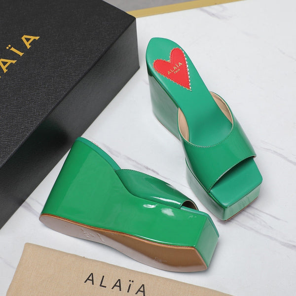 ZEPPA ALAIA CON PLATEAU IN PELLE DI AGNELLO VERDE FRESCO CON CUORE ROSSO