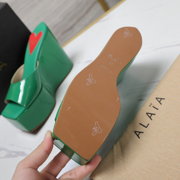 ZEPPA ALAIA CON PLATEAU IN PELLE DI AGNELLO VERDE FRESCO CON CUORE ROSSO