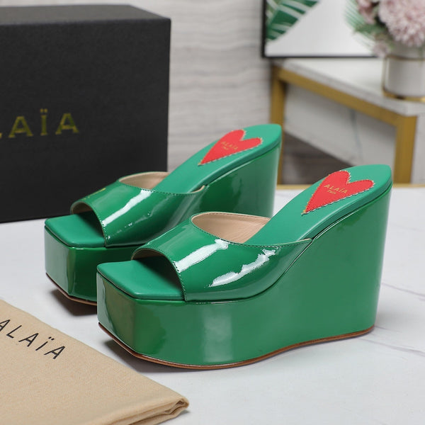 ZEPPA ALAIA CON PLATEAU IN PELLE DI AGNELLO VERDE FRESCO CON CUORE ROSSO