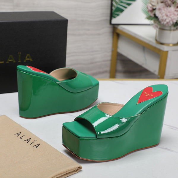 ZEPPA ALAIA CON PLATEAU IN PELLE DI AGNELLO VERDE FRESCO CON CUORE ROSSO