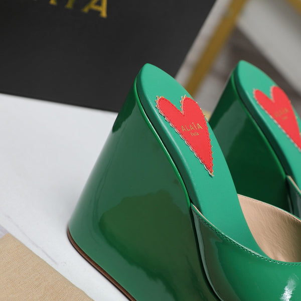 ZEPPA ALAIA CON PLATEAU IN PELLE DI AGNELLO VERDE FRESCO CON CUORE ROSSO