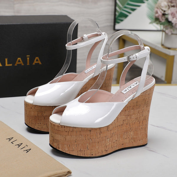 SANDALO ALAIA CON ZEPPA IN VITELLO BIANCO LUCIDO E GOMMA BEIGE