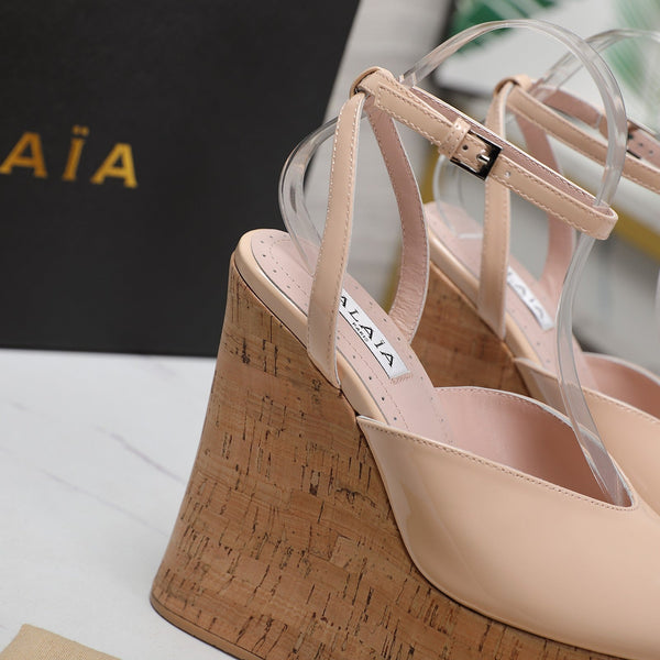 SANDALO ALAIA CON ZEPPA IN PELLE DI VITELLO LUCIDA BEIGE TAN E GOMMA BEIGE