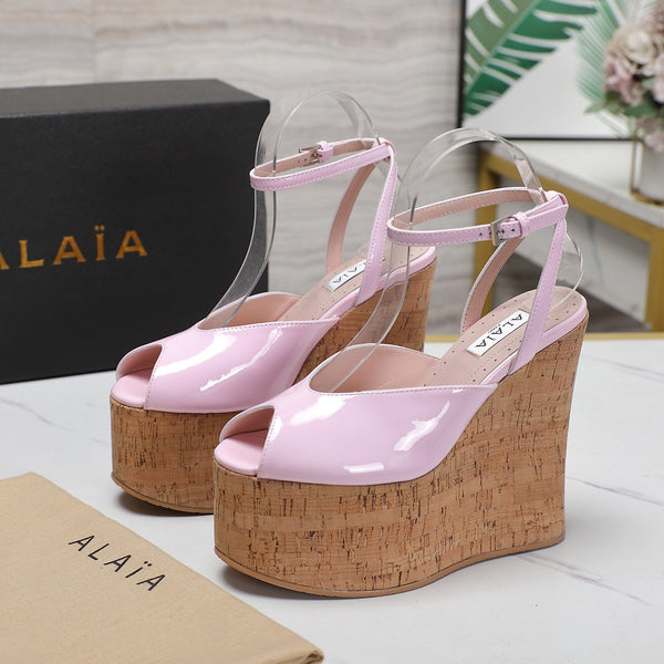 SANDALO ALAIA CON ZEPPA IN VITELLO LUCIDO ROSA E GOMMA BEIGE
