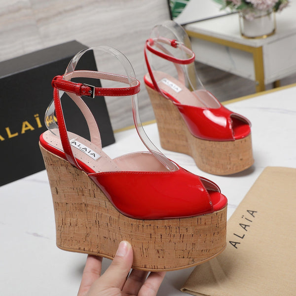 SANDALO ALAIA CON ZEPPA IN VITELLO LUCIDO ROSSO CREMISANO E GOMMA BEIGE