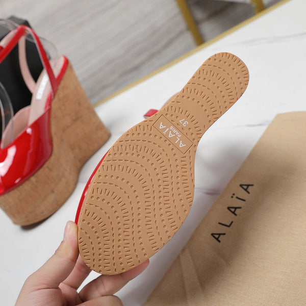 SANDALO ALAIA CON ZEPPA IN VITELLO LUCIDO ROSSO CREMISANO E GOMMA BEIGE