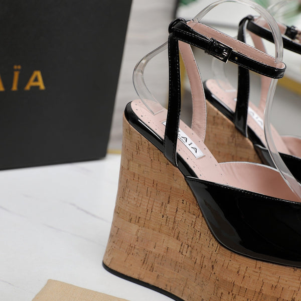 SANDALO ALAIA CON ZEPPA IN VITELLO NERO LUCIDO E GOMMA BEIGE