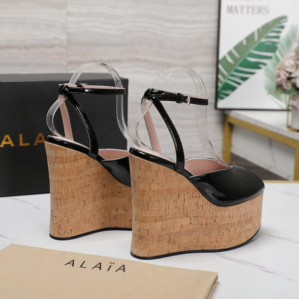 SANDALO ALAIA CON ZEPPA IN VITELLO NERO LUCIDO E GOMMA BEIGE