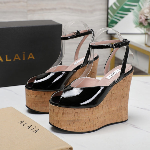 SANDALO ALAIA CON ZEPPA IN VITELLO NERO LUCIDO E GOMMA BEIGE
