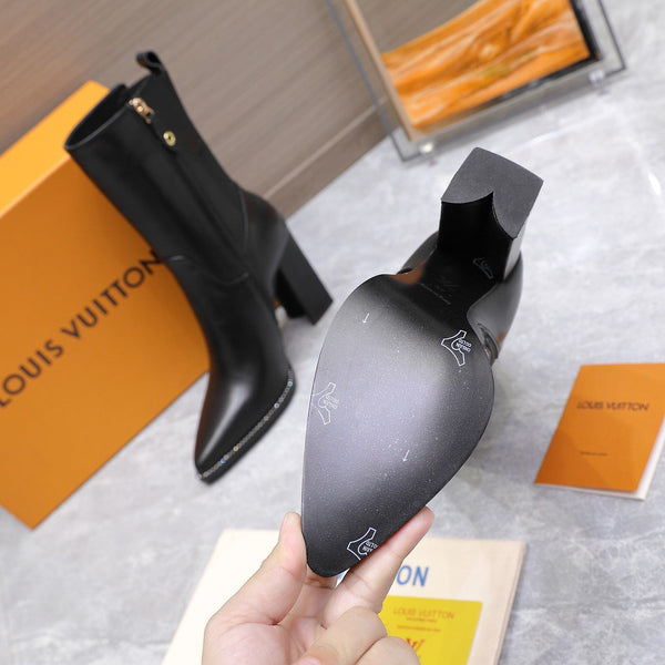 LVx Silhouette Logo Stud Ankle Boot 95mm Black Leather 425687