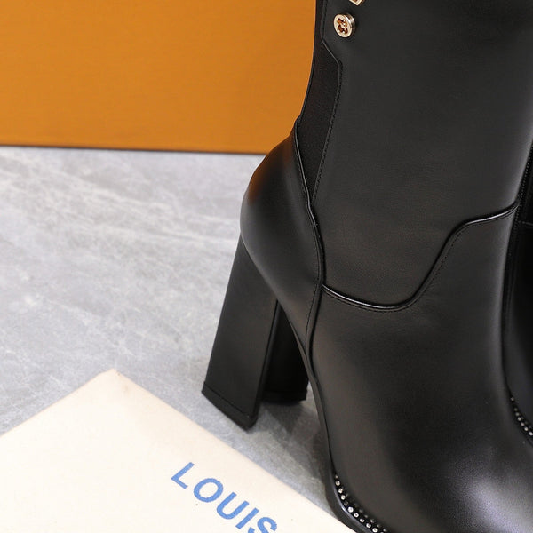 LVx Silhouette Logo Stud Ankle Boot 95mm Black Leather 425687