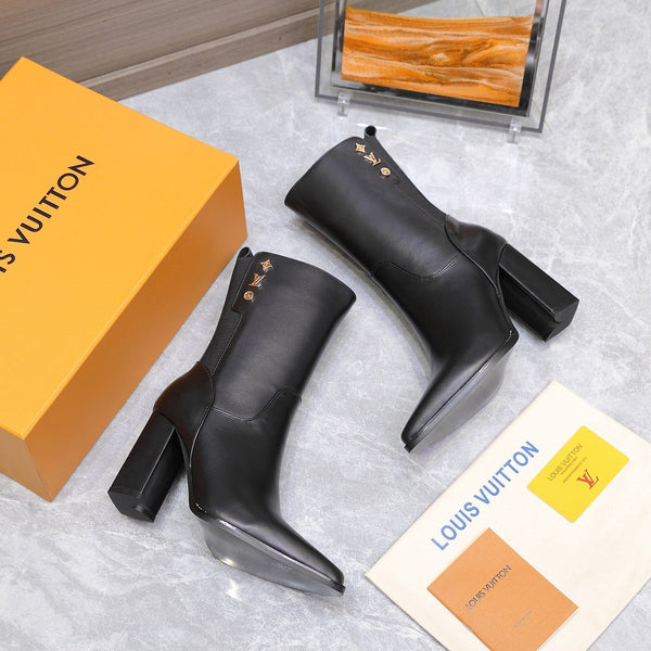 LVx Silhouette Logo Stud Ankle Boot 95mm Black Leather 425687