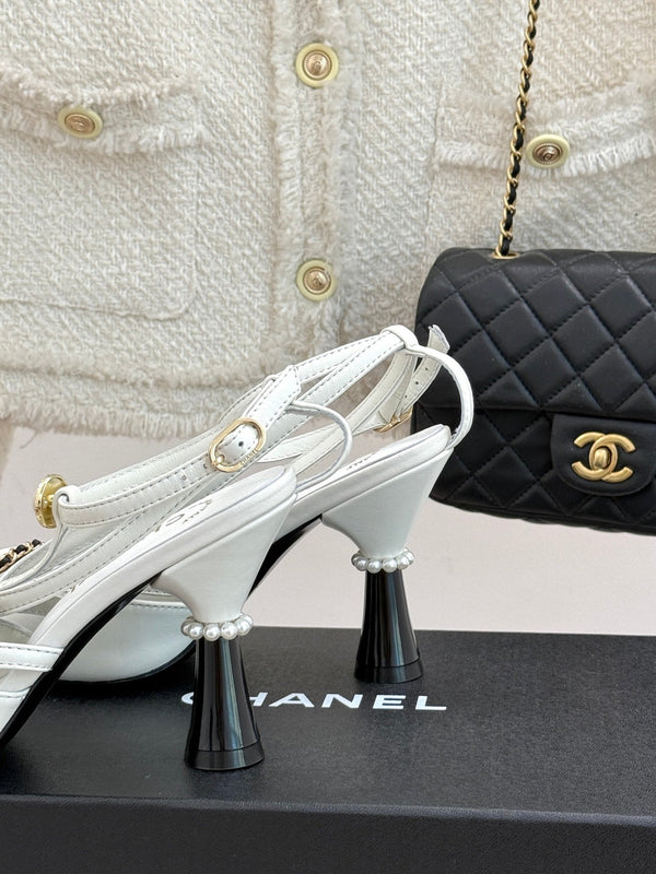 SLINGBACKS CON FIOCCO A CATENA E TACCO ALTO 8 CM IN CAMOSCIO BIANCO