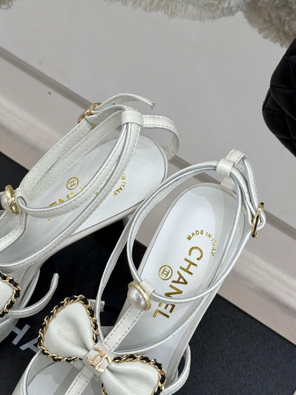 SLINGBACKS CON FIOCCO A CATENA E TACCO ALTO 8 CM IN CAMOSCIO BIANCO