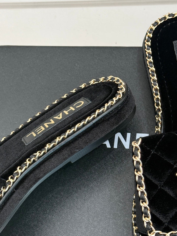 FLAT CHAIN HEART SLIPPER IN BLACK VELVET