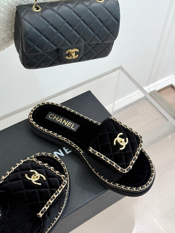 FLAT CHAIN HEART SLIPPER IN BLACK VELVET