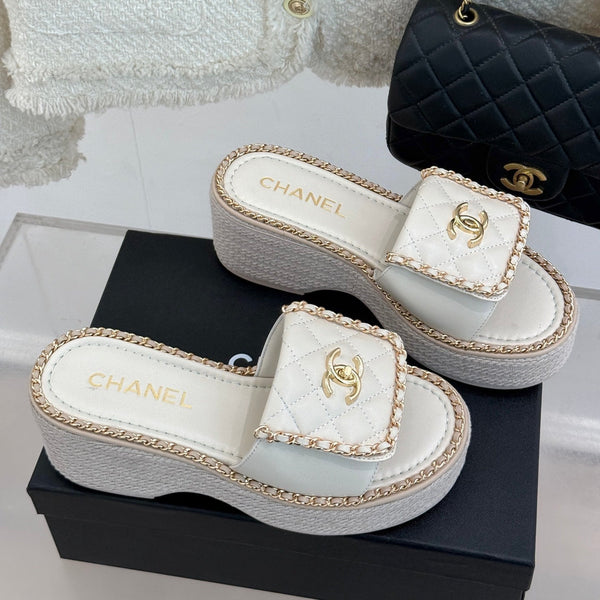 THICK-SOLED CHAIN HEART SLIPPER IN WHITE LAMBSKIN