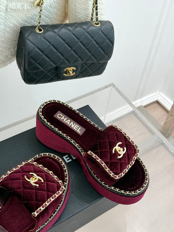 THICK-SOLED CHAIN HEART SLIPPER IN PLUM PURPLE VELVET