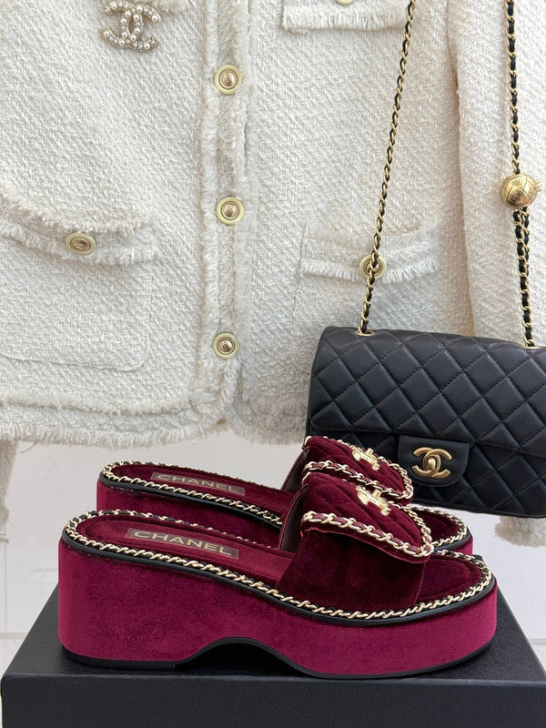 THICK-SOLED CHAIN HEART SLIPPER IN PLUM PURPLE VELVET