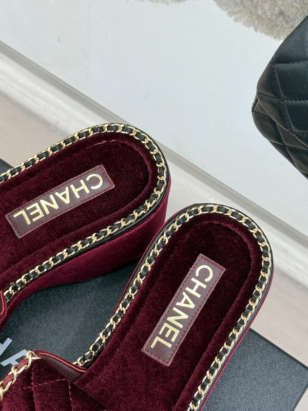 THICK-SOLED CHAIN HEART SLIPPER IN PLUM PURPLE VELVET