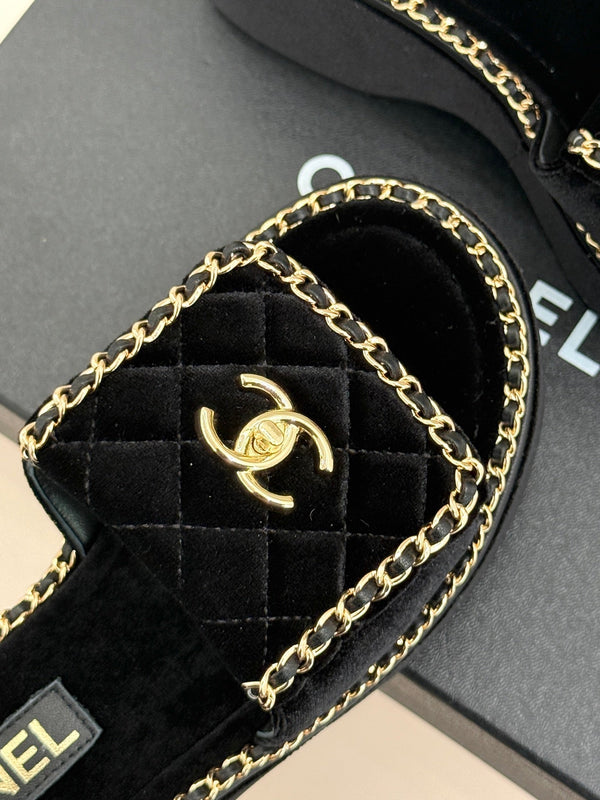 THICK-SOLED CHAIN HEART SLIPPER IN BLACK VELVET