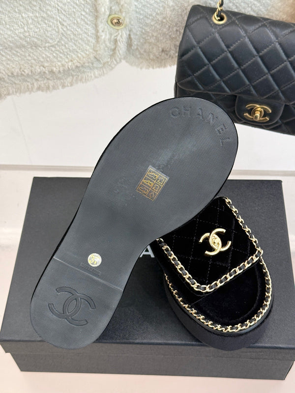 THICK-SOLED CHAIN HEART SLIPPER IN BLACK VELVET