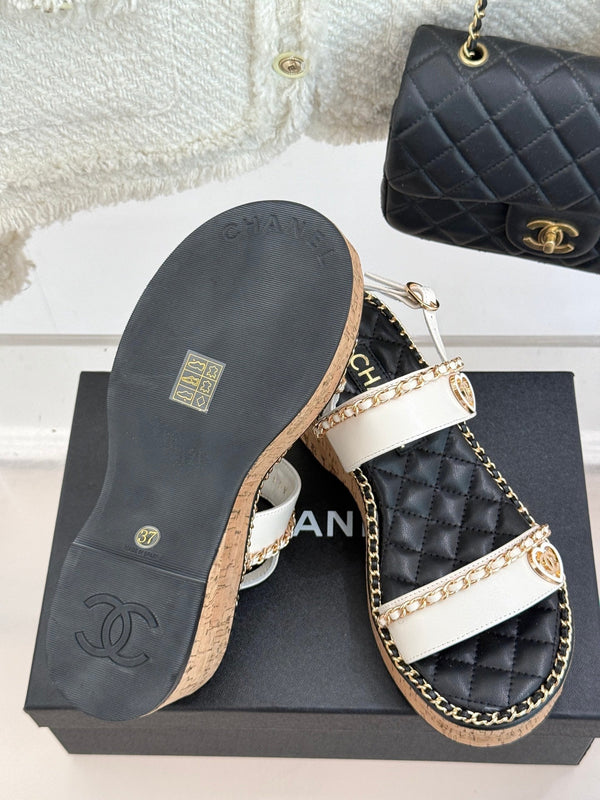 THICK-SOLED CHAIN HEART SANDAL IN WHITE LAMBSKIN