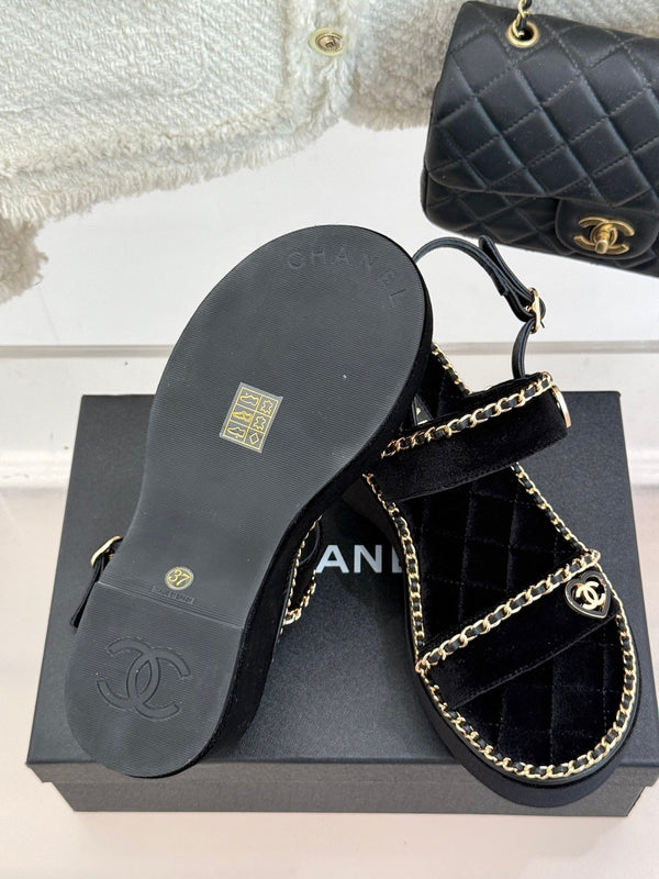 THICK-SOLED CHAIN HEART SANDAL IN BLACK VELVET