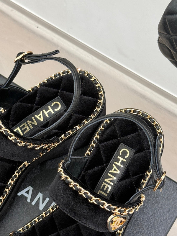 THICK-SOLED CHAIN HEART SANDAL IN BLACK VELVET