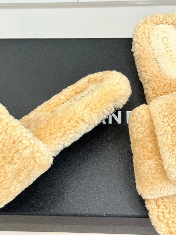 Chanel 25 Buckle Flip-up Thick-soled Slippers Beige Wool 465382