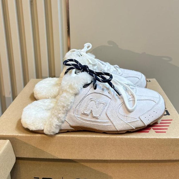 Miu x Balance 530 SL Mule in pelle scamosciata bianca