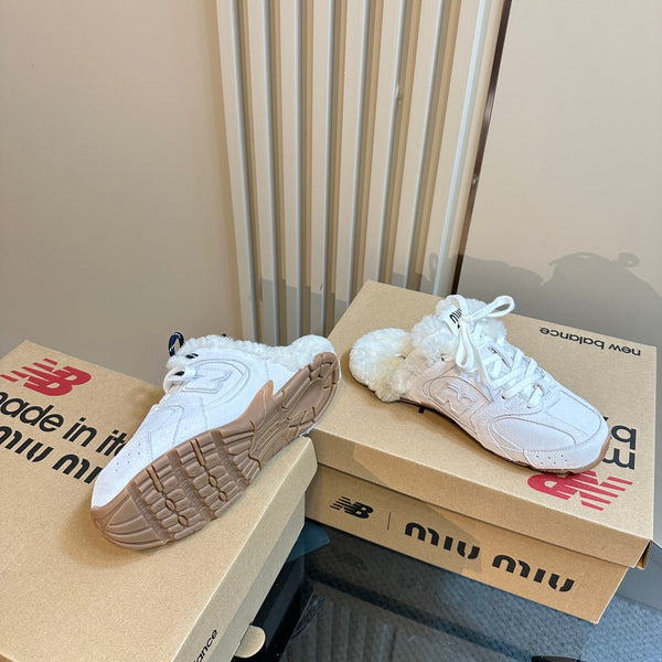 Miu x Balance 530 SL Mule in pelle scamosciata bianca