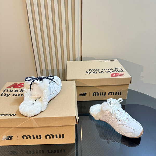 Miu x Balance 530 SL Mule in pelle scamosciata bianca