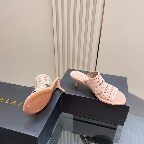 Sandali Alaia Vienne con tacco a gattino e cutout in pelle di pecora rosa 299665