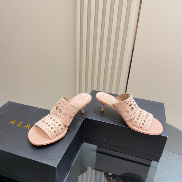 Sandali Alaia Vienne con tacco a gattino e cutout in pelle di pecora rosa 299665