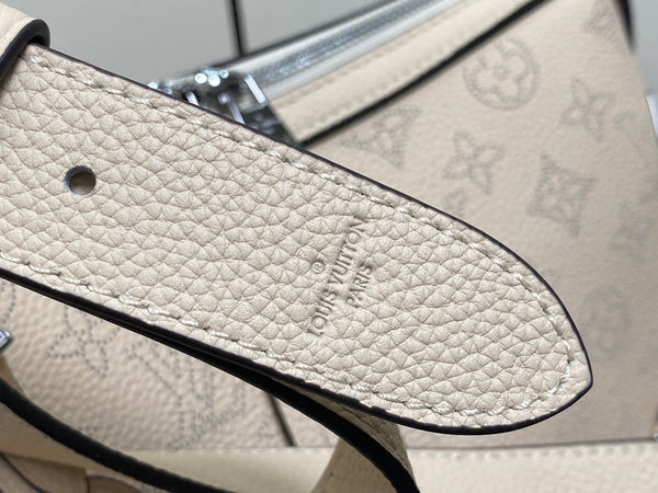 hand it all pm 29cm beige mahina calfskin