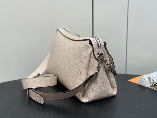 hand it all pm 29cm beige mahina calfskin