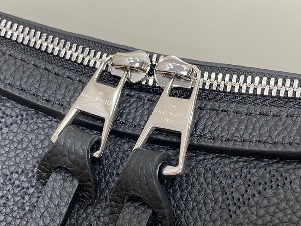 hand it all pm 29cm black mahina calfskin