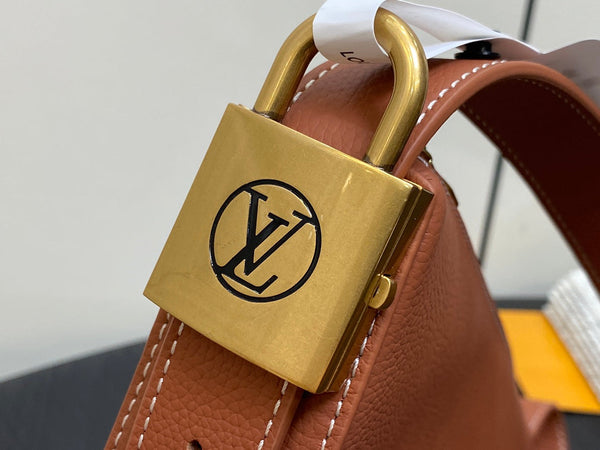 marsupio low key 28cm in pelle di vitello marrone cognac