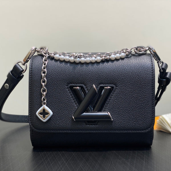 Twist MM Slim 23cm Black Calfskin