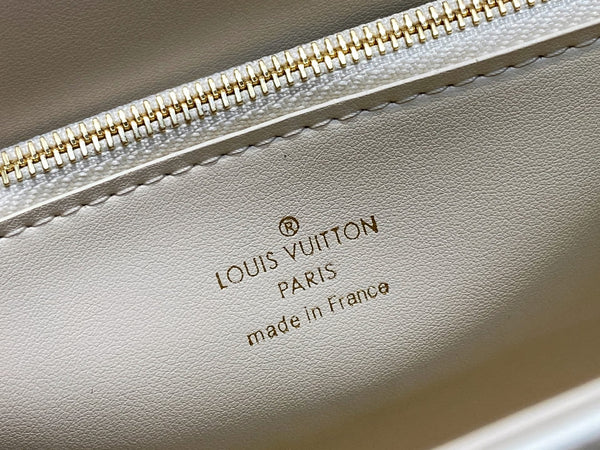 Twist MM Slim 23cm Cream Calfskin