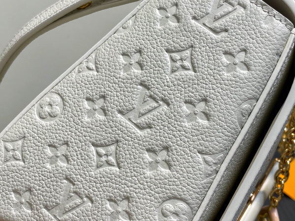 Twist MM Slim 23cm Cream Calfskin