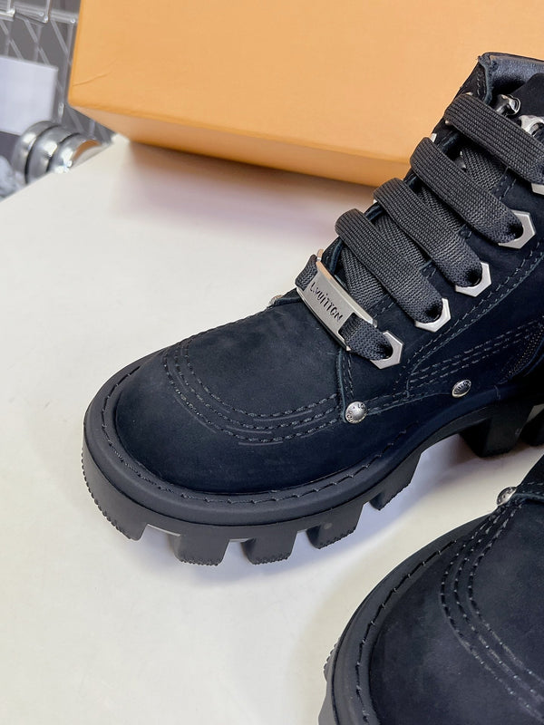 Stivaletti LV Checker in pelle scamosciata nera