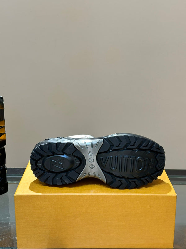 SNEAKER CON SUOLA SPESSA IN PELLE DI VITELLO NERA E BIANCA