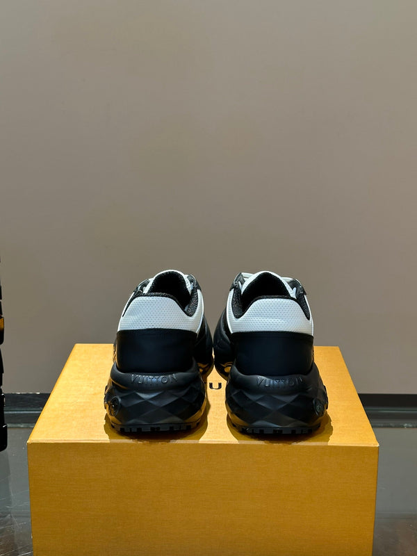 SNEAKER CON SUOLA SPESSA IN PELLE DI VITELLO NERA E BIANCA