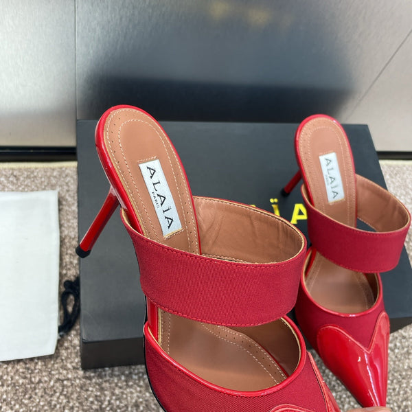 mulo alaia 90 in pelle di vitello verniciata a cuore in grosgrain rosso