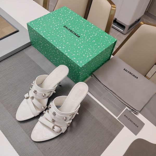 SANDALI CON TACCO ALTO E CINTURINI IN PELLE DI MONTONE OLIO-CERA CON BORCHIE BIANCHE